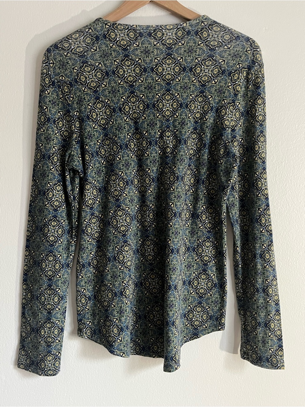 Ruff Hewn Blue Green Patterned V-Neck Lace-Up Long Sleeve Tee size M - Picture 2 of 9